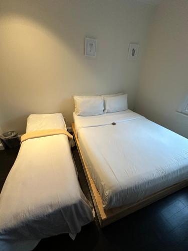 Habitación Doble Deluxe con cama supletoria del hotel East Village. Foto 6