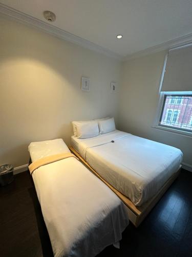 Habitación Doble Deluxe con cama supletoria del hotel East Village. Foto 7