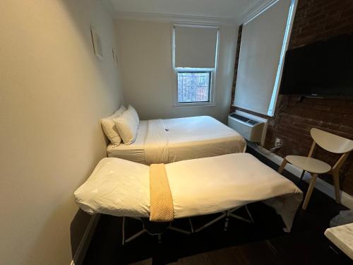 Habitación Doble Deluxe con cama supletoria del hotel East Village. Foto 8