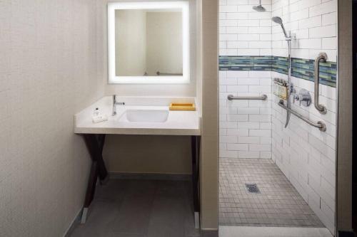 Habitación Doble con ducha accesible en silla de ruedas - 2 camas dobles Camas - Adaptada para personas con movilidad reducida/discapacidad auditiva del hotel EVEN Hotel Times Square South