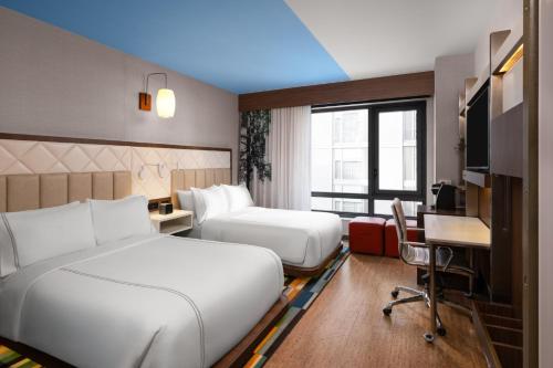 Habitación Doble con ducha accesible en silla de ruedas - 2 camas dobles Camas - Adaptada para personas con movilidad reducida/discapacidad auditiva del hotel EVEN Hotel Times Square South. Foto 1