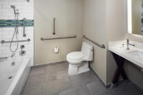 Habitación Estándar con cama King y bañera adaptada para movilidad del hotel EVEN Hotel Times Square South. Foto 1
