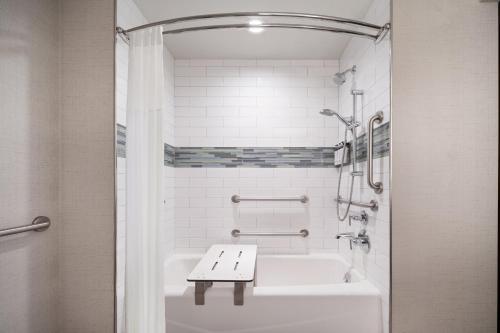 Habitación Estándar con cama King y bañera adaptada para movilidad del hotel EVEN Hotel Times Square South. Foto 2