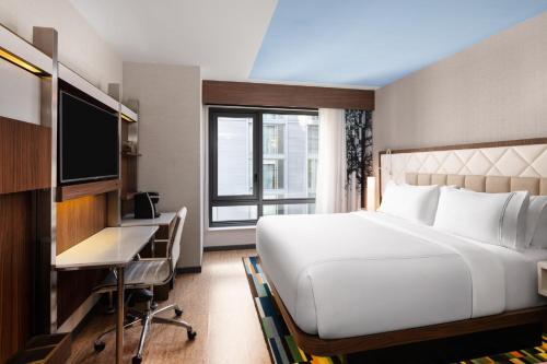 Habitación Estándar con cama King y ducha a ras de suelo del hotel EVEN Hotel Times Square South. Foto 4
