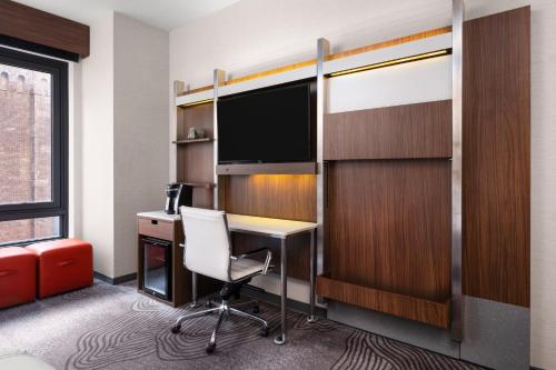 Habitación King con ducha a ras de suelo y adaptada para personas con discapacidad auditiva del hotel EVEN Hotel Times Square South. Foto 4