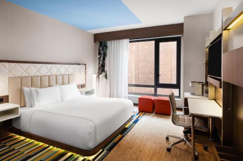 Habitación Estándar con cama King y bañera adaptada para movilidad del hotel EVEN Hotel Times Square South. Foto 4