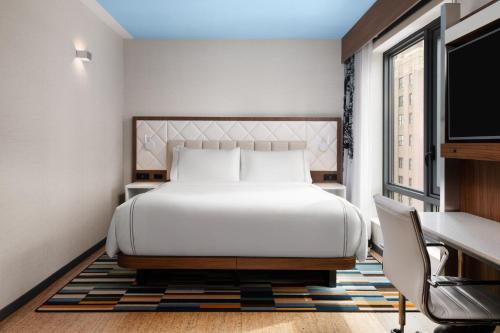 Habitación Estándar con cama King y bañera adaptada para movilidad del hotel EVEN Hotel Times Square South. Foto 5
