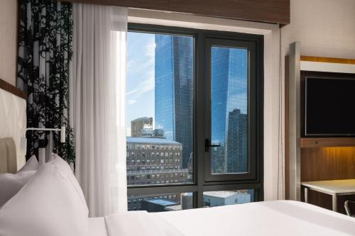 Habitación Premium con cama extragrande y vistas a la ciudad del hotel EVEN Hotel Times Square South. Foto 4
