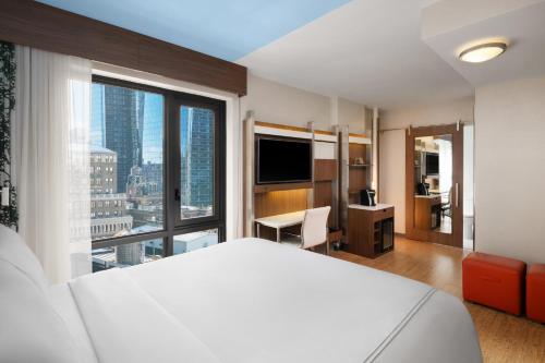 Habitación Premium con cama extragrande y vistas a la ciudad del hotel EVEN Hotel Times Square South. Foto 5