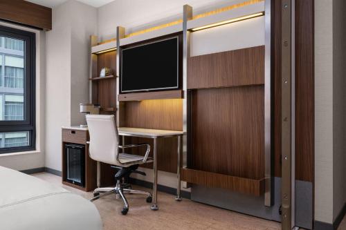 Habitación Premium con cama extragrande del hotel EVEN Hotel Times Square South. Foto 4