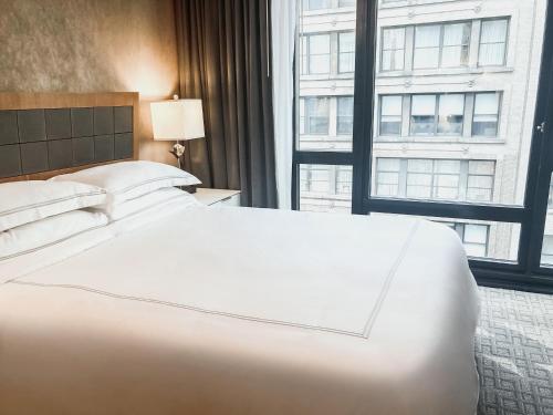 Habitación Executive con cama extragrande del hotel Executive Hotel Le Soleil New York. Foto 11