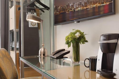 Suite Executive con cama grande del hotel Executive Hotel Le Soleil New York. Foto 3