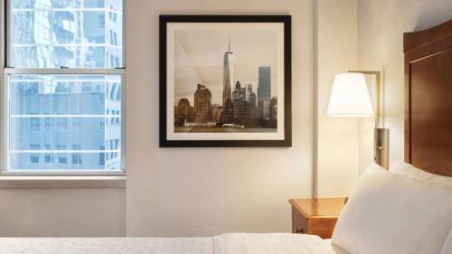 Habitación Doble - Cama extragrande - No fumadores del hotel Hampton Inn Manhattan/Downtown-Financial District. Foto 3