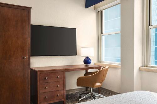 Habitación con cama grande del hotel Hampton Inn Manhattan/Downtown-Financial District. Foto 3