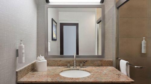 Habitación con cama grande del hotel Hampton Inn Manhattan/Downtown-Financial District. Foto 9