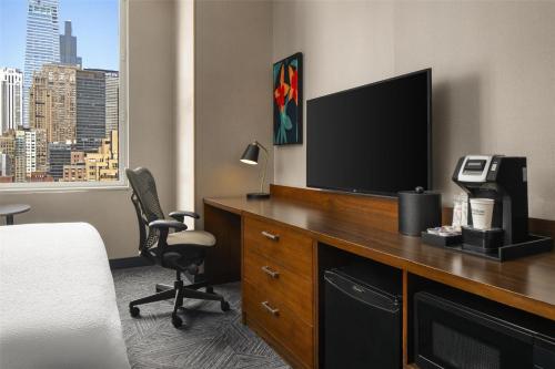 Habitación con cama extragrande y vistas a la ciudad del hotel Hilton Garden Inn New York/Midtown Park Ave. Foto 2