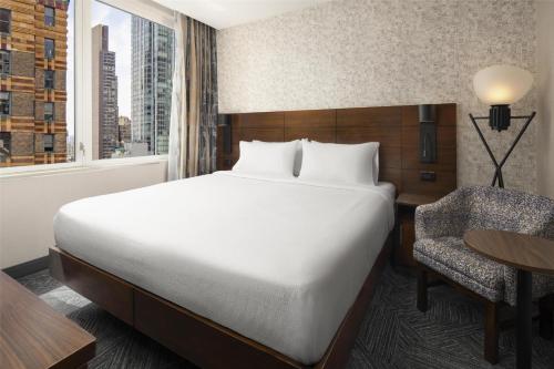 Habitación con cama extragrande y vistas a la ciudad del hotel Hilton Garden Inn New York/Midtown Park Ave. Foto 10