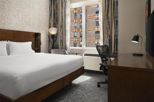 Habitación con cama extragrande y vistas a la ciudad del hotel Hilton Garden Inn New York/Midtown Park Ave. Foto 11