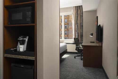 Habitación con cama extragrande y bañera adaptada para personas con movilidad reducida del hotel Hilton Garden Inn New York/Midtown Park Ave. Foto 2