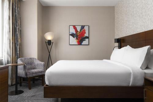 1 cama king size accesibilidad movilidad con bañera del hotel Hilton Garden Inn New York/Midtown Park Ave. Foto 1
