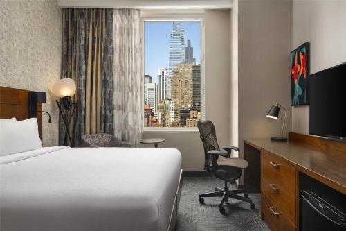 Habitación con cama extragrande y vistas a la ciudad del hotel Hilton Garden Inn New York/Midtown Park Ave. Foto 8