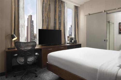 Habitación con cama extragrande. del hotel Hilton Garden Inn New York/Midtown Park Ave