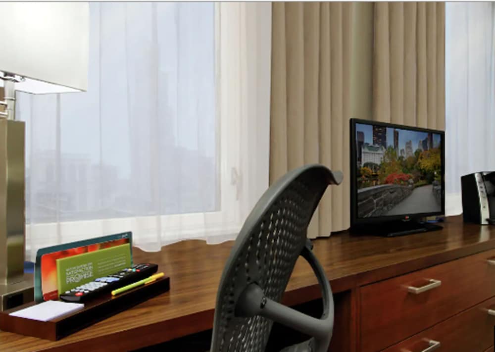2 camas dobles accesibilidad movilidad con bañera del hotel Hilton Garden Inn New York/Midtown Park Ave
