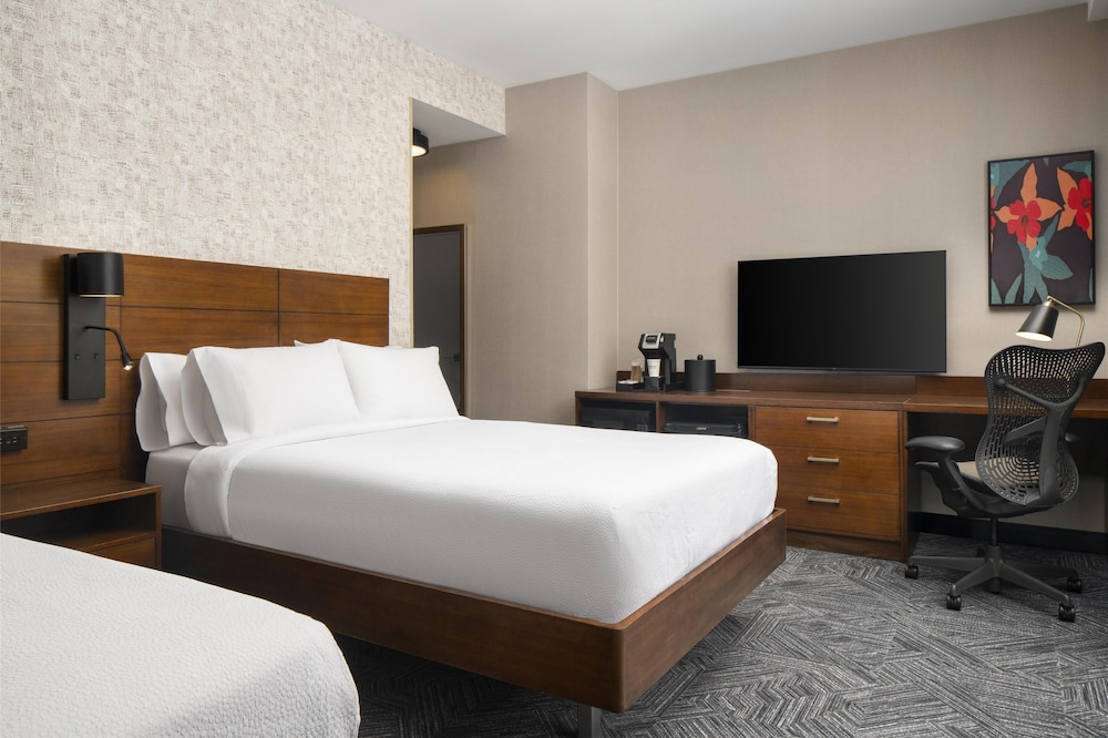 2 camas dobles accesibilidad movilidad con bañera del hotel Hilton Garden Inn New York/Midtown Park Ave. Foto 1