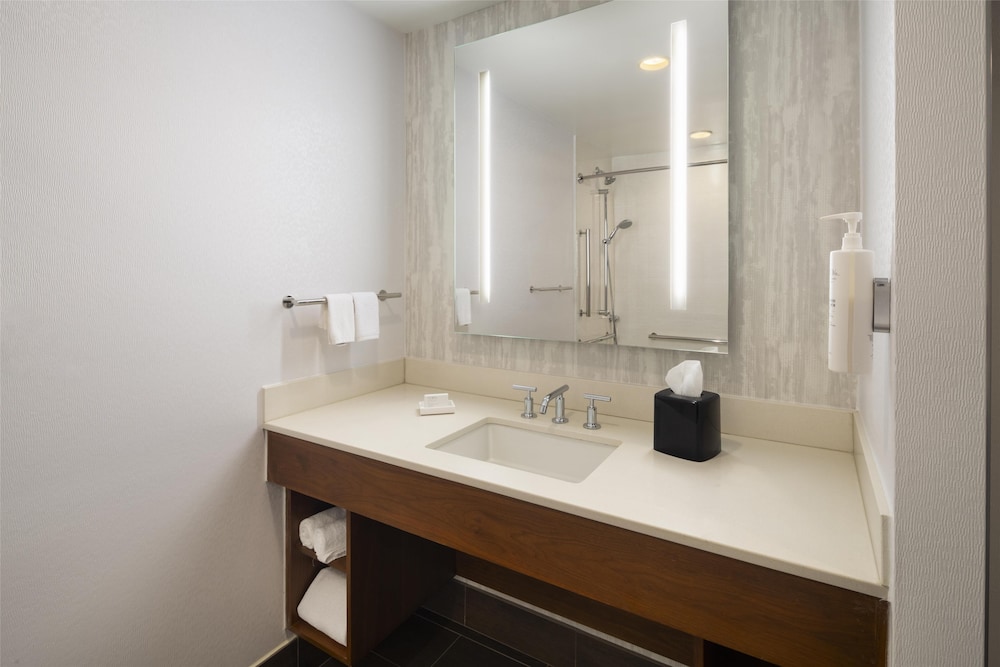 2 camas dobles accesibilidad movilidad con bañera del hotel Hilton Garden Inn New York/Midtown Park Ave. Foto 8