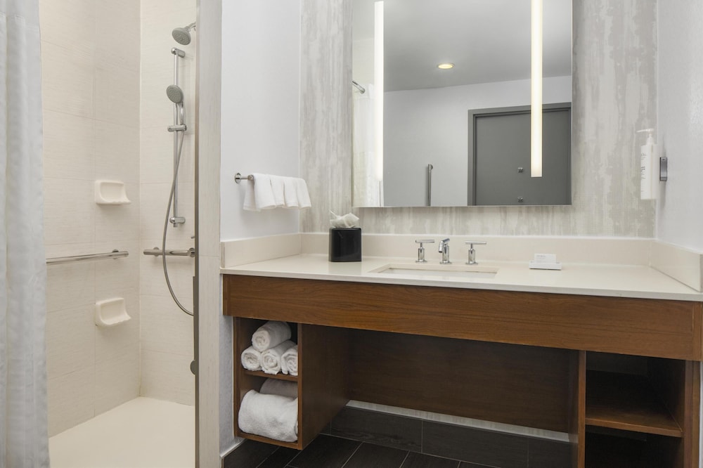 2 camas dobles accesibilidad movilidad con bañera del hotel Hilton Garden Inn New York/Midtown Park Ave. Foto 9
