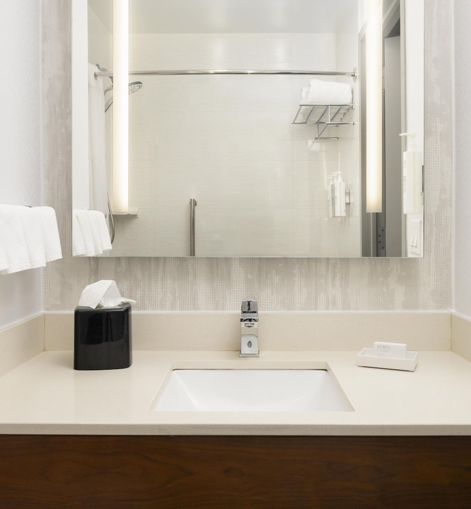 2 camas dobles accesibilidad movilidad con bañera del hotel Hilton Garden Inn New York/Midtown Park Ave. Foto 10