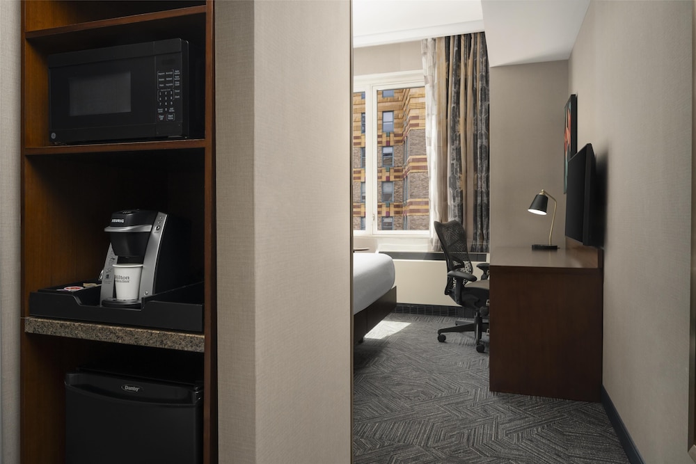 1 cama king size vista ciudad del hotel Hilton Garden Inn New York/Midtown Park Ave. Foto 6