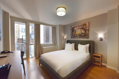 Estudio con balcón - Cama grande del hotel 32 32. Foto 1