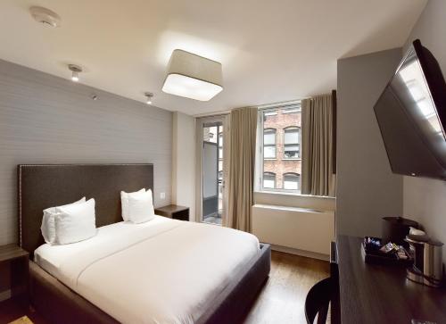 Estudio con balcón - Cama grande del hotel 32 32. Foto 3