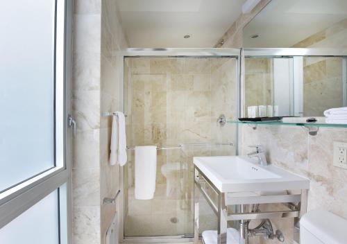 Alojamiento Premier con cama grande y balcón del hotel 32 32. Foto 1