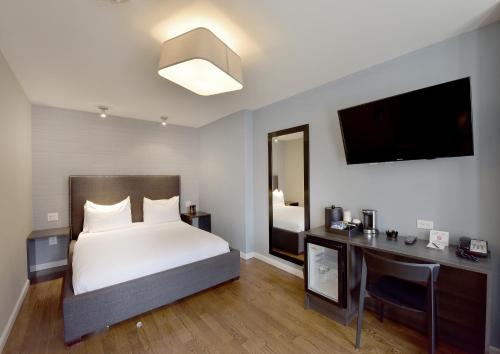 Alojamiento Premier con cama grande y terraza privada en la azotea del hotel 32 32. Foto 1