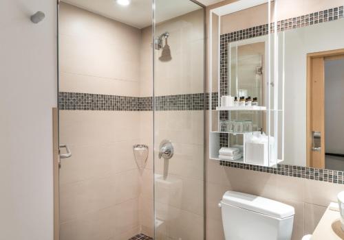 Habitación con cama extragrande y vistas a la ciudad del hotel Hyatt Herald Square New York. Foto 2