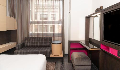 Habitación con cama extragrande y vistas a la ciudad del hotel Hyatt Herald Square New York. Foto 3