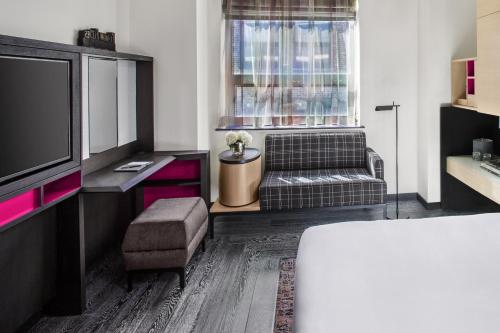 Habitación con cama extragrande y vistas a la ciudad del hotel Hyatt Herald Square New York. Foto 6