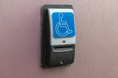 Habitación con cama extragrande y ducha adaptada - Adaptada para personas de movilidad reducida del hotel Hyatt Herald Square New York. Foto 1