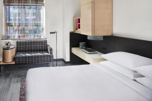 Habitación con cama extragrande. del hotel Hyatt Herald Square New York. Foto 3