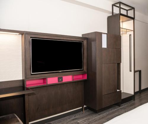 Habitación con cama extragrande - Planta superior del hotel Hyatt Herald Square New York. Foto 3