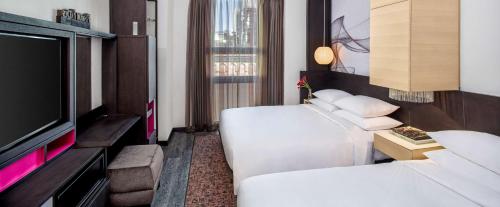 Habitación con 2 camas grandes y vistas a la ciudad del hotel Hyatt Herald Square New York. Foto 1