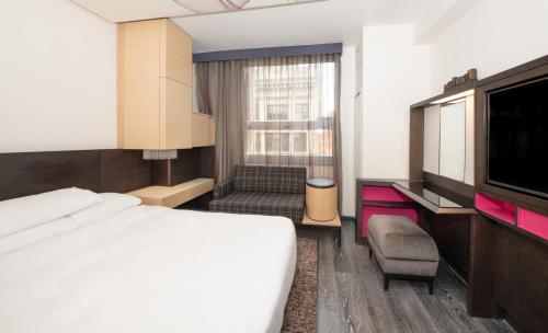 Habitación con cama extragrande y vistas a la ciudad del hotel Hyatt Herald Square New York