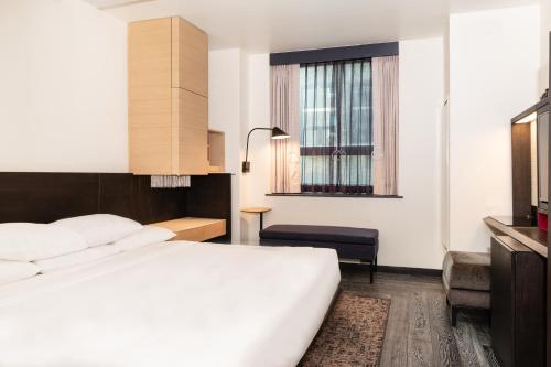 Habitación con cama extragrande y ducha adaptada - Adaptada para personas de movilidad reducida del hotel Hyatt Herald Square New York