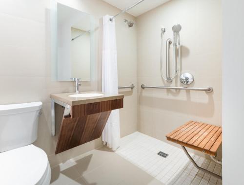 Habitación con cama extragrande y ducha adaptada - Adaptada para personas de movilidad reducida del hotel Hyatt Herald Square New York. Foto 2