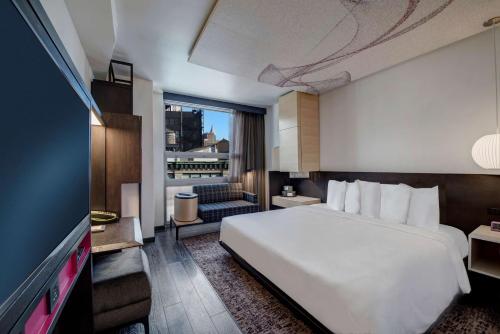 Habitación con cama extragrande - Planta superior del hotel Hyatt Herald Square New York. Foto 2