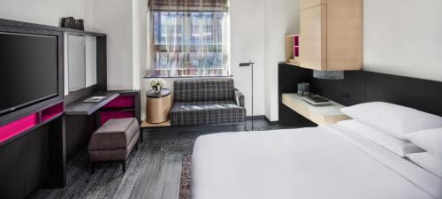 Habitación con cama extragrande y vistas a la ciudad del hotel Hyatt Herald Square New York. Foto 3