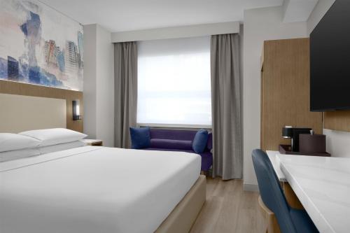 Habitación con cama extragrande y ducha adaptada - Adaptada para personas de movilidad reducida del hotel Hyatt Herald Square New York. Foto 10