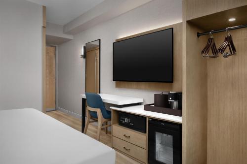 Habitación con cama extragrande del hotel Hyatt Herald Square New York. Foto 1